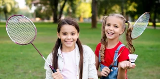Деца играят бадминтон