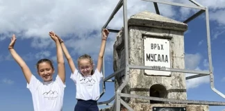 Тея Дамянова, на 10 години, Виктория Траянова, на 9 години, изкачват всички 39 върхове