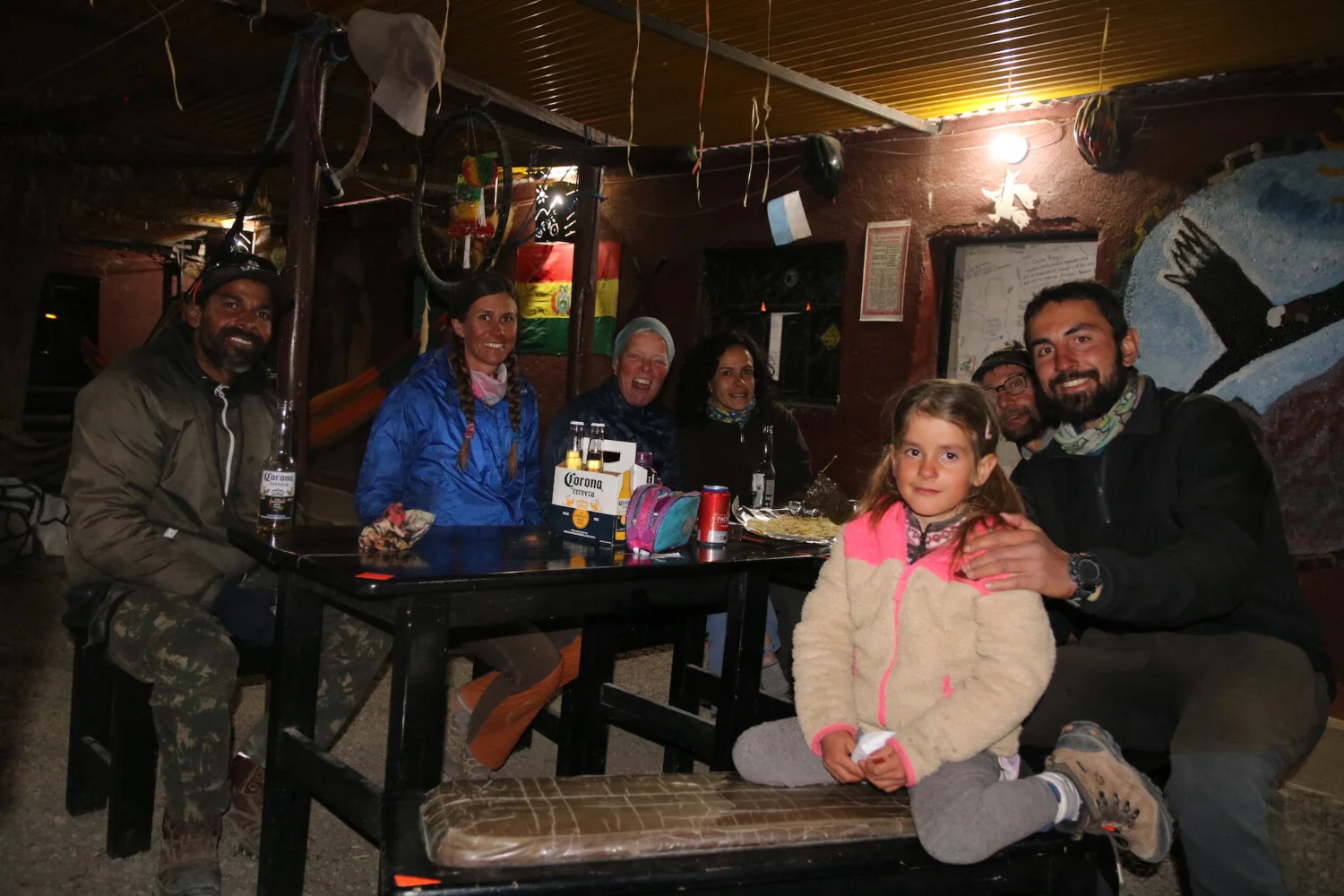 Среща на велосипедисти от Италия, Швеция, Колумбия и Бразилия в къща за велосипедисти Уюни, Боливия