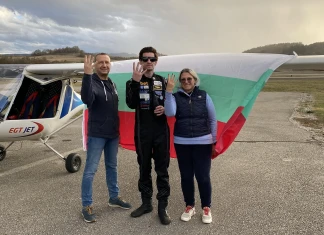 1111 виража без прекъсване с ултралек самолет: Николай Калайджиев подобри собствения си рекорд Николай Калайджиев с четвърти световен рекорд