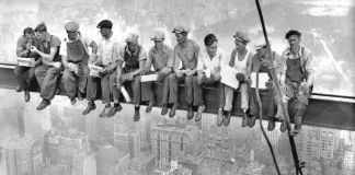 Безстрашни сърца: строителите на небостъргачи, които „танцуваха със смъртта“ "Обяд на върха на небостъргач"