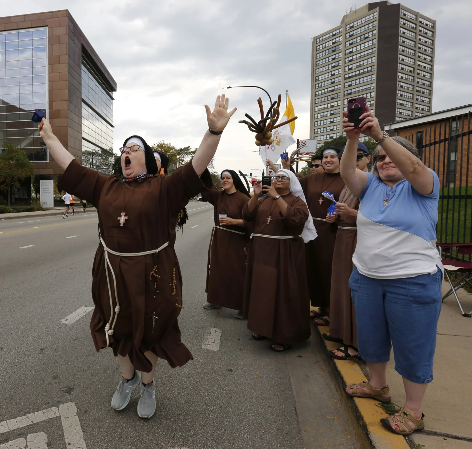 Стефани Балига се радва на подкрепа от общността, когато участва в маратони