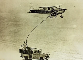 Как двама пилоти летяха 64 последователни дни, без да кацнат Чесна-та се зарежда от камион в продължение на 3-минутен полет