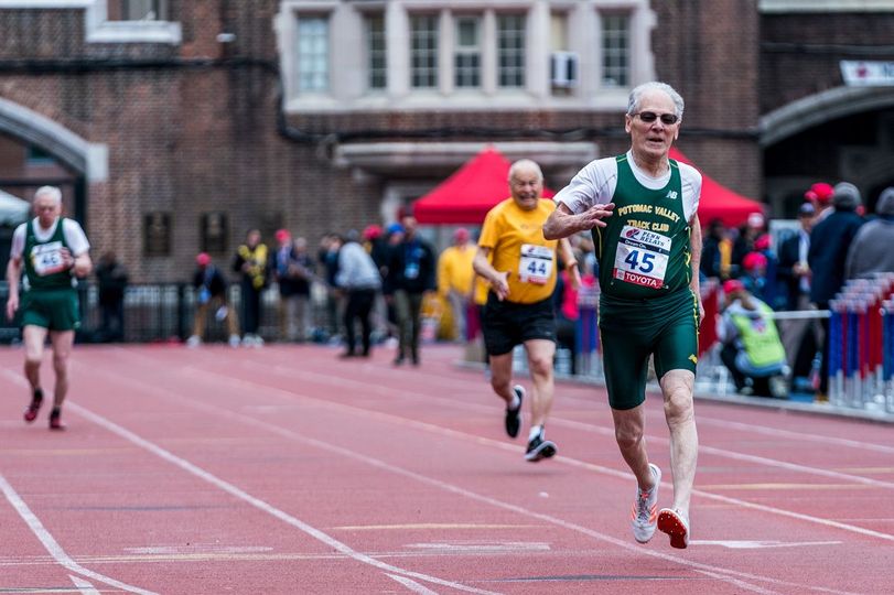 86-годишният Боб Уилямсън пробяга 100 метра за 17,71 секунди
