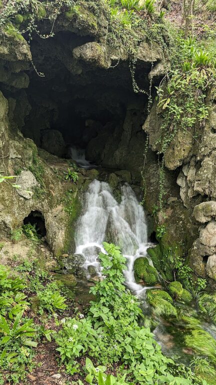 Пещерата в близост до водопад Бигора