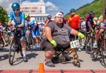 Над 50 хил. км навъртяха участниците в четвъртото издание на Велообиколката на Северозапада Местен зевзек от Чипровци позира при старта на Велообиколката на Северозапада