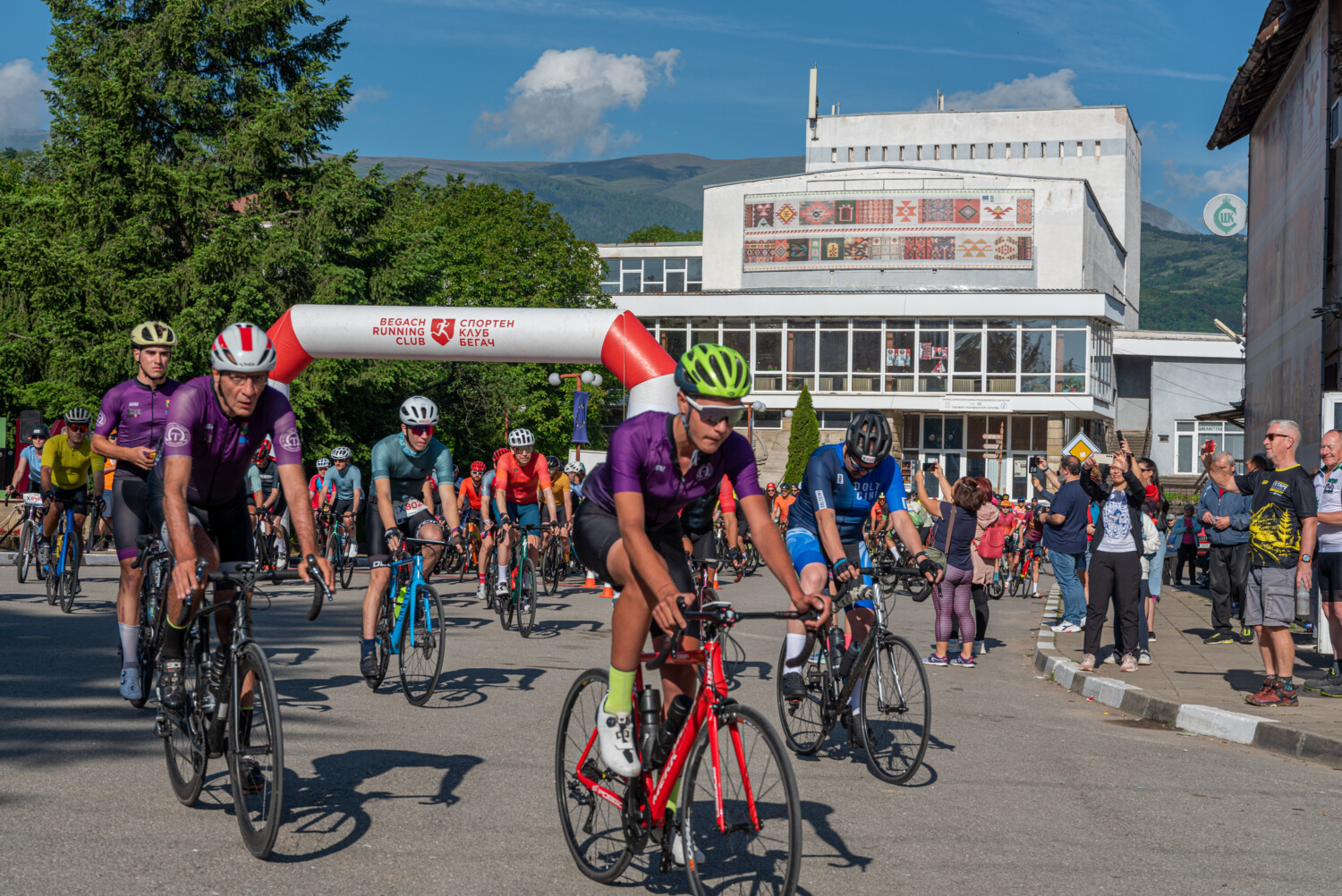 Участници малко след старта на Велообиколката на Северозапада в град Чипровци