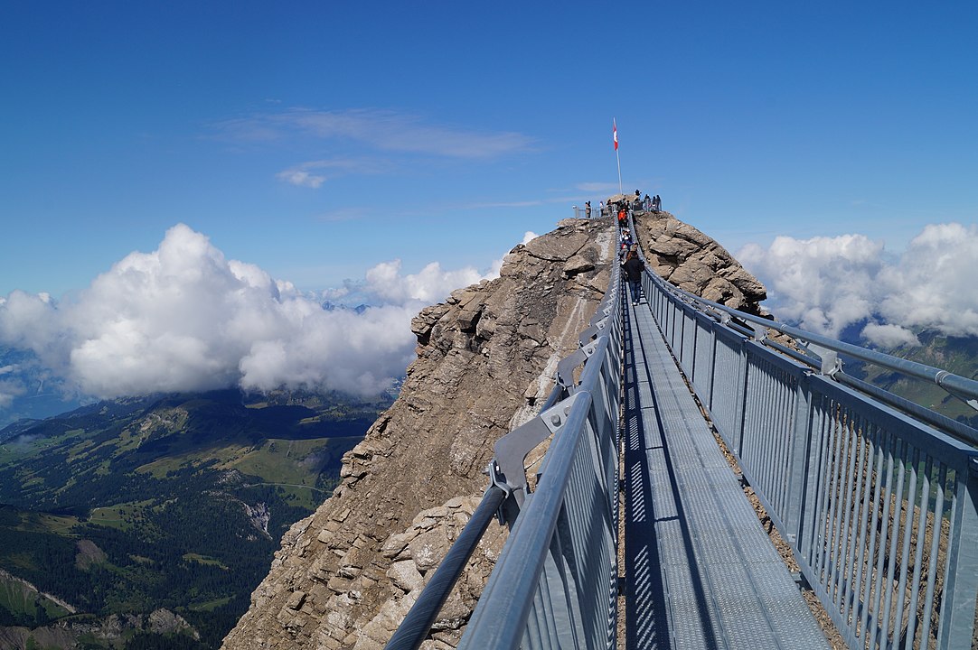 Мостът Peak Walk в Алпите