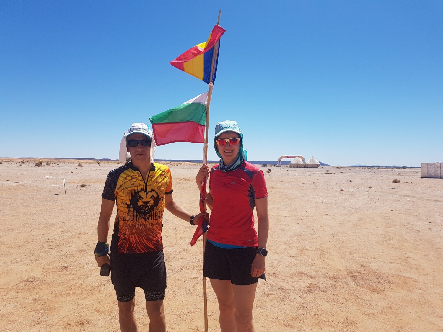 Двамата български участници на Венелина Емилова на Marathon des Sables през 2019 г.: Борис Недев и Венелина Емилова 