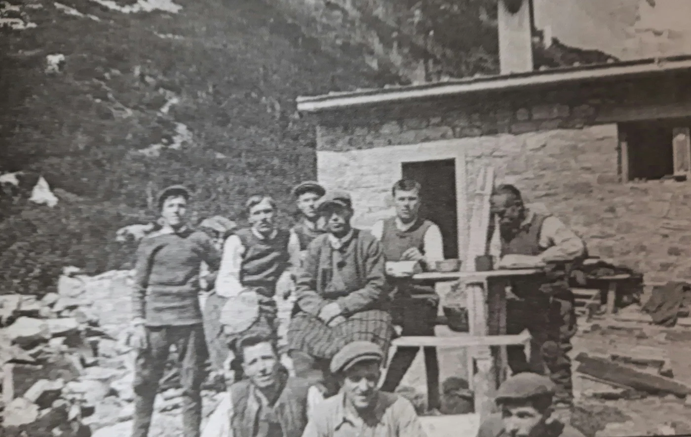 8-те майстори от Говедарци, по време на надстройката на заслон Мальовица