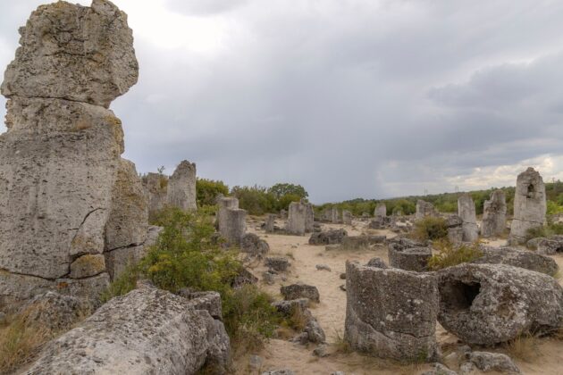 Побитите камъни, Варна