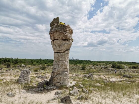 Побитите камъни, Варна