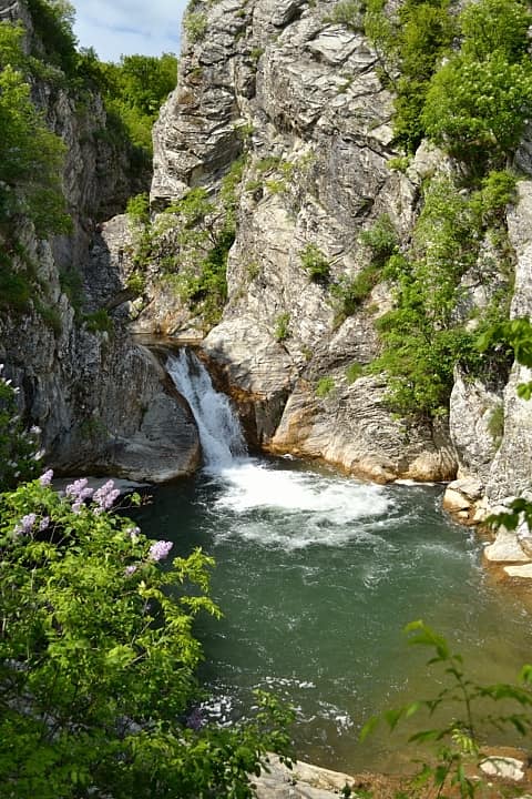 Водопад Сини вир, Медвен