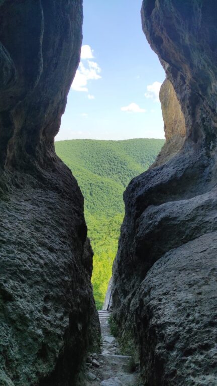 Пещера Утробата 