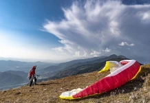 Пилот на парапланер оцеля, след като бе пометен на 7300 м височина от буря в Хималаите Момент на излитане с парапланер в Бир, Индия, с буря, развиваща се в планините