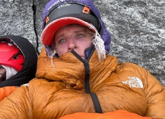 Две алпинистки са спасени след три дни без храна на скала на 6000 м Фей Манърс и Мишел Дворжак