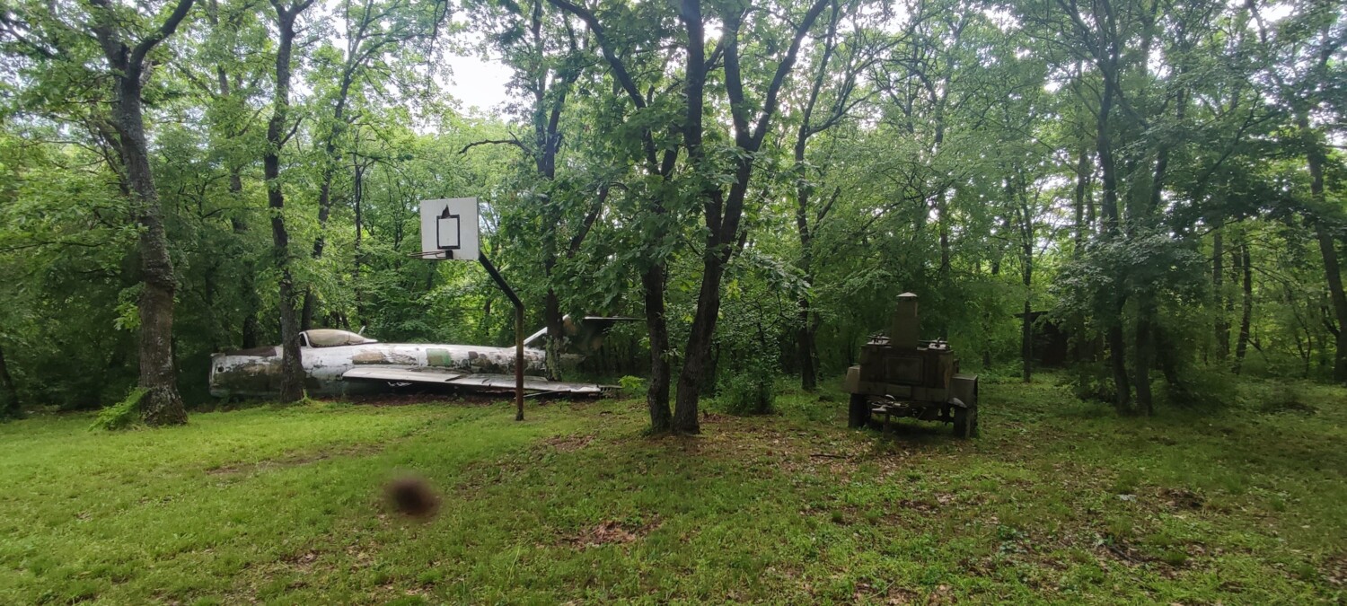 В днешно време - поляната с музейния кът с военна техника