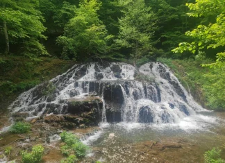 Водопад Докузак