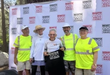 80-годишен пробяга 217 км в Долината на смъртта Боб Бекър (в средата) - най-възрастният човек, на 80 г., финиширал Badwater 135 Ultramarathon.