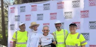 Боб Бекър (в средата) - най-възрастният човек, на 80 г., финиширал Badwater 135 Ultramarathon.