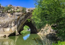 Скално образувание Дупката, Ъглен