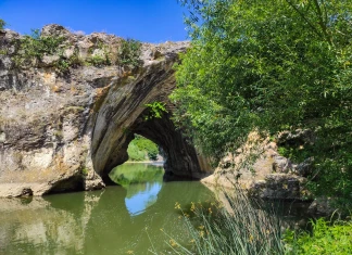 Скално образувание Дупката, Ъглен
