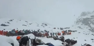 Туристи, блокирани в подножието на Еверест