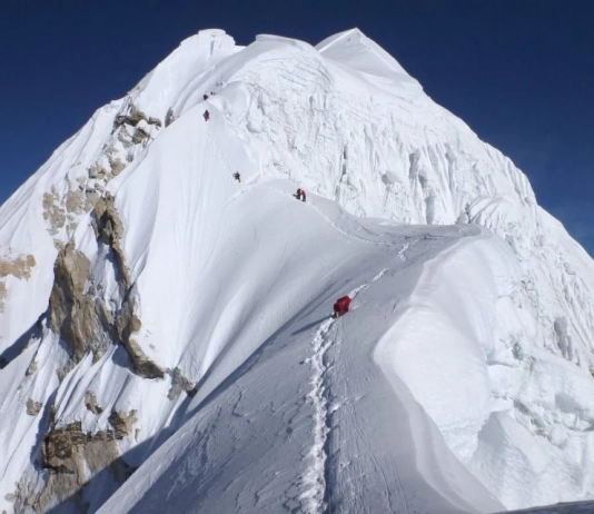 Нови правила за Еверест: Първо трябва да изкачиш връх над 7000 м в Непал Горните склонове на Барунце