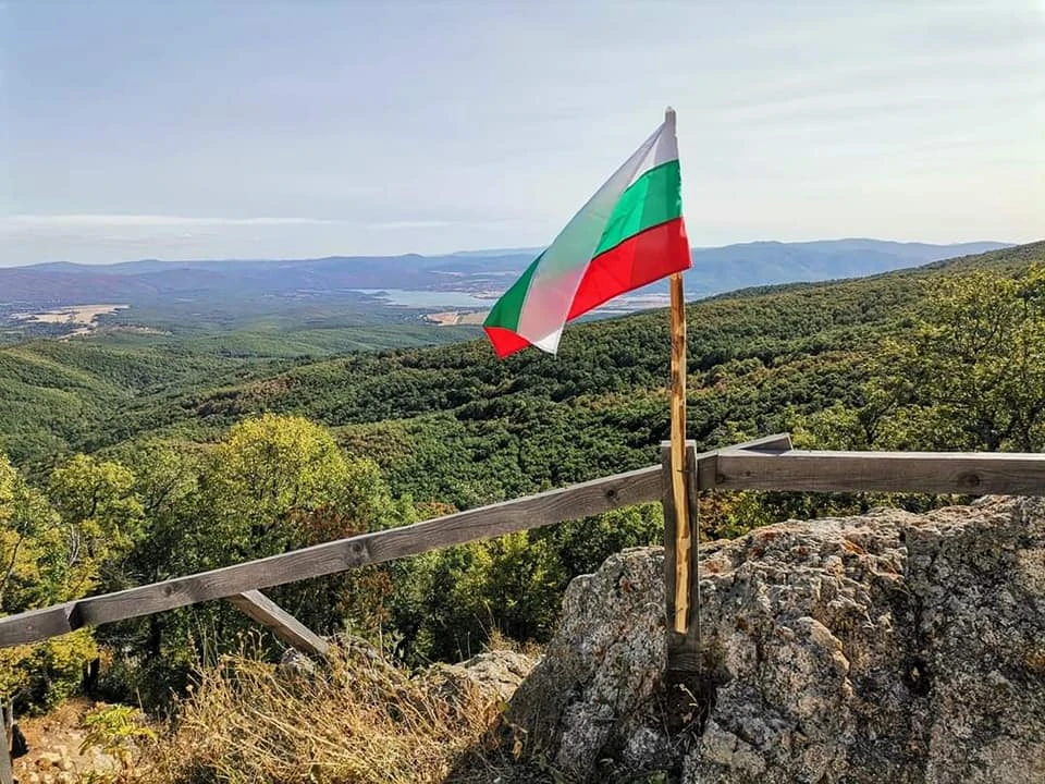 От най-високата точка на Глухите скали се разкриват красиви гледки към Вълчеполската котловина и язовир Ивайловград