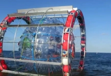 Реза Балучи и необичайното му плавателно средство