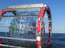 Ултрамаратонецът, който се опитваше да бяга по вода Реза Балучи и необичайното му плавателно средство