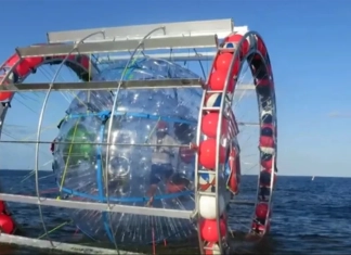 Реза Балучи и необичайното му плавателно средство