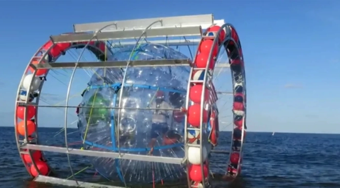 Реза Балучи и необичайното му плавателно средство