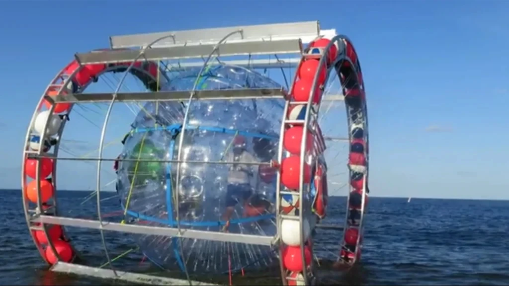 Реза Балучи и необичайното му плавателно средство