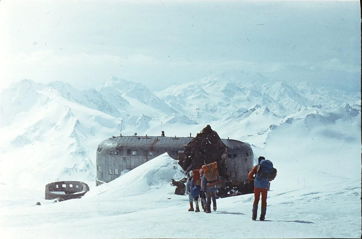 Слизане надолу: виждат се металния корпус на „Приют 11“ и останките на по-стария заслон (Кавказ ’83 – лагер-сбор за „Еверест ’84“)