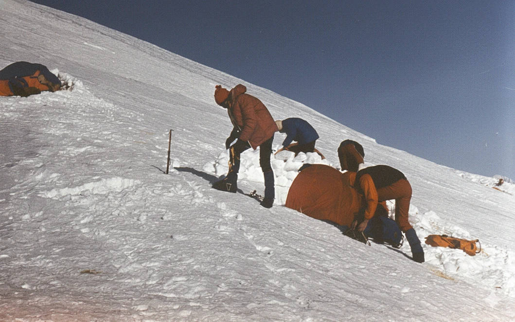 Изграждане на лагер (Кавказ ’83 – лагер-сбор за „Еверест ’84“)