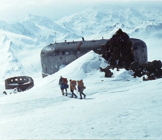 Стъпки към Еверест’84: Първото българско зимно изкачване на вр. Елбрус Слизане към Приют 11 (Кавказ ’83 – лагер-сбор за „Еверест ’84“)
