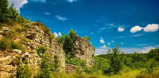 С бодра крачка: крепост „Градът“ и околностите на село Крамолин крепост „Градът“