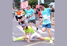 Дисквалифицираха участничка в маратон заради шпагат Дисквалифицираха участничка в маратон заради шпагат