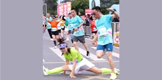 Дисквалифицираха участничка в маратон заради шпагат Дисквалифицираха участничка в маратон заради шпагат