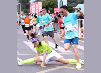 Дисквалифицираха участничка в маратон заради шпагат