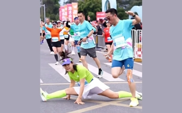 Дисквалифицираха участничка в маратон заради шпагат