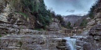 Нестандартни дестинации: скалните „басейни“ на Папинго Скалните вирове при Папинго / Papingo Rock Pools