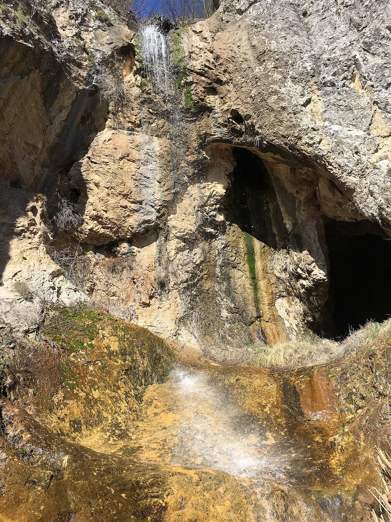 Голям Липнишки водопад и пещера Водната пещ